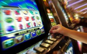 Simbol permainan kasino dengan meja dan chip yang menggoda
