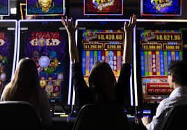 Pemain menikmati permainan Live Casino dengan dealer langsung di perangkat mobile